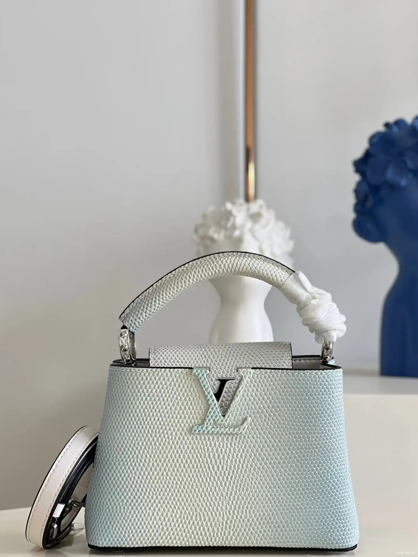 First bag ru LOUIS MINI CAPUCINES VUITTON 0527